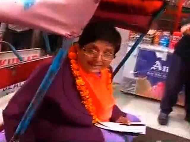 दिल्ली चुनाव: रिक्शे पर किरन बेदी का प्रचार delhi assembly election: kiran bedi opts for rickshaw for election campaign