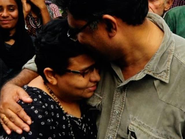 जब एक प्रोफेसर को 'किस ऑफ लव' करना पड़ा महंगा show cause notice_professor_kerala_kiss of love_