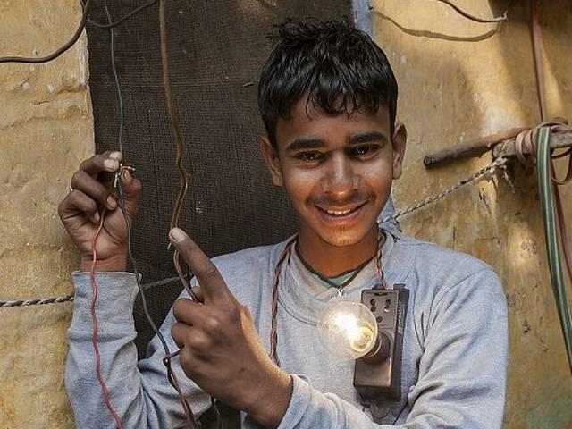इस लड़के के सामने फेल है 11 हजार वोल्ट का झटका! The 16-year-old ‘electric boy’ from India can withstand shocking 11,000 volts without feeling a thing