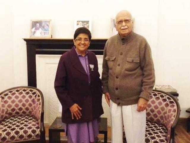 किरन बेदी ने वाजपेयी और आडवाणी से लिया आशीर्वाद kiran bedi seeks blessings from atal bihari vajpayee and lal krishna advani