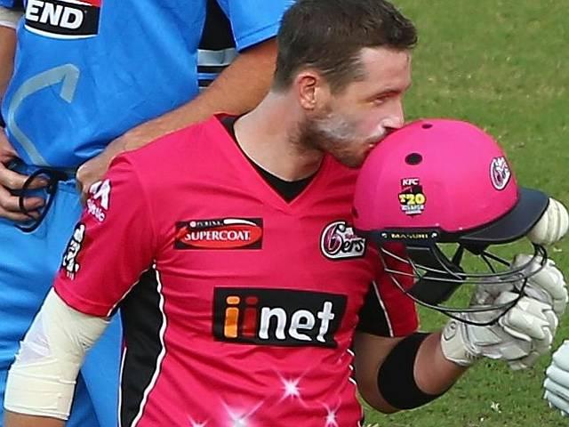 नए हेल्मेट ने बचाई बल्लेबाज की जान! Riki Wessels cops a bouncer
