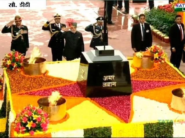 मोदी ने इंडिया गेट पर शहीद जवानों को दी श्रद्धांजलि Amar Kawan Jyoti_PM_Modi