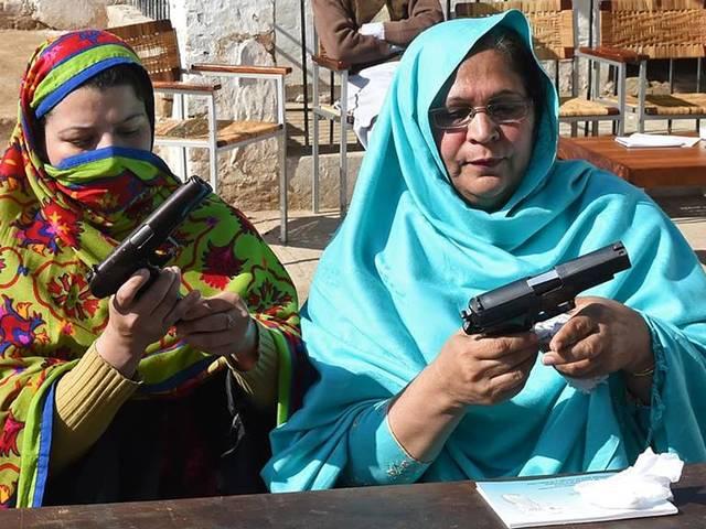 पेशावर नरसंहार के बाद पाकिस्तानी शिक्षकों को बंदूक चलाने का प्रशिक्षण teacher to be given gun training after peshwar massacre