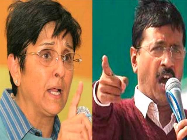 अवसरवादी कौन : अरविंद केजरीवाल या किरन बेदी? Kiran Bedi photo in AAP poster