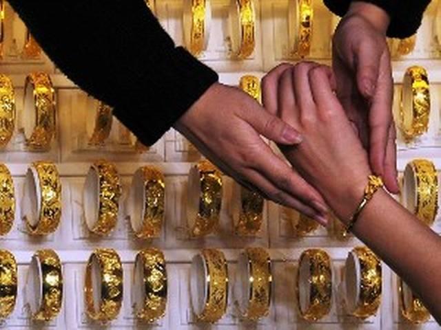 सोने के दामों में आई 1575 रुपये की गिरावट सोने के दामों में आई 1575 रुपये की गिरावट