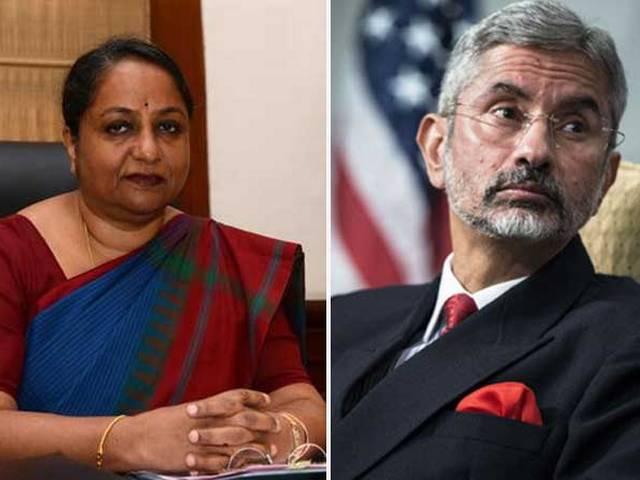सुजाता सिंह को अचानक हटाने से राजनीतिक दलों में छिड़ा 'वर्ड वॉर' Sujatha’s removal: War of words between Cong, BJP