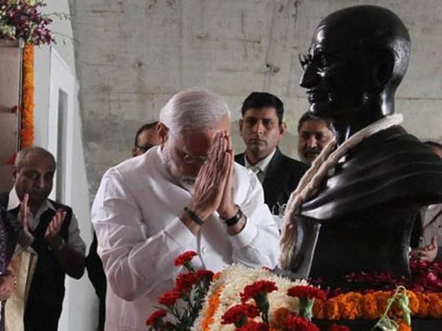 मोदी ने महात्मा गांधी को श्रद्धांजलि दी PM Narendra Modi pays tribute to Mahatma Gandhi