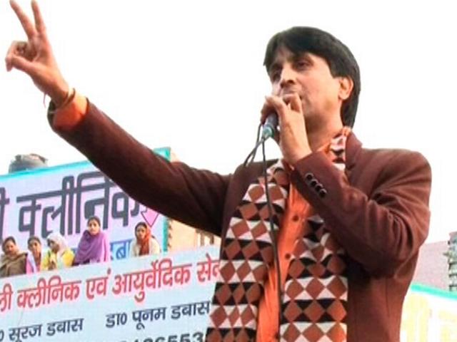 कुमार विश्वास के खिलाफ शिकायत दर्ज, किरन बेदी पर अभद्र टिप्पणी का आरोप kumar vishwas