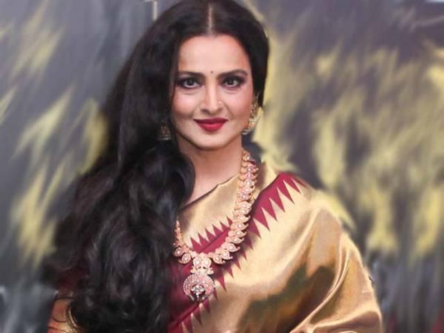...जब कंगना के घर रेखा ने पहुंचाया उनका फिल्मफेयर अवॉर्ड rekha carries kangna ranaut’s best actress film fare award to kangna’s home