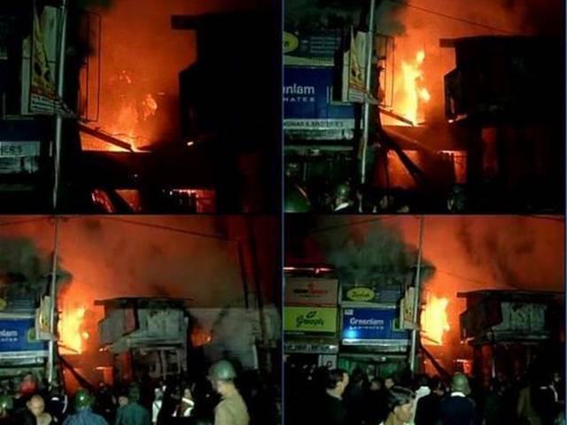कोलकाता के प्लाईवुड दुकान में भीषण आग, दमकल की 20 गाड़िया पहुंचीं Major fire breaks out in central Kolkata