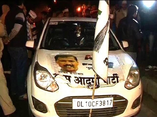 दिल्ली में रोहतास नगर से आम आदमी पार्टी की उम्मीदवार सरिता सिंह के काफिले पर हमला aap_contenstant_attacked