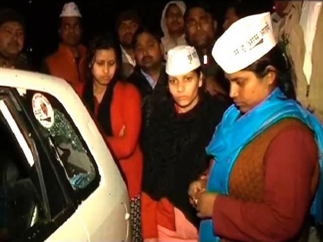आम आदमी पार्टी की महिला प्रत्याशी की कार पर 'हमला' aam admi party’s female candidate’s car attcked allegedly