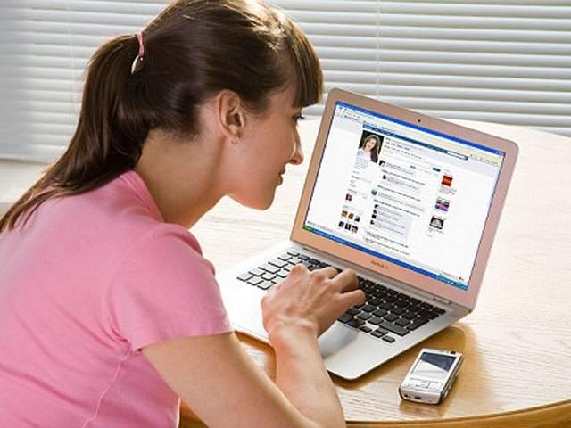 ...तो पोर्न के जरिए फेसबुक पर फैलाया जा रहा वायरस का मकड़जाल! Porn malware circulating on Facebook affects more than 100,000 users in 2 days