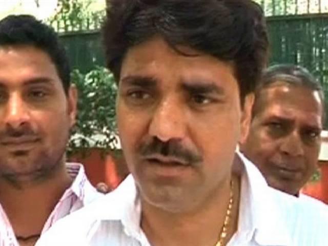 पुलिस का दावा-‘आप’ उम्मीदवार की थी जब्त की गई शराब की बोतलें Police links seized liquor to AAP candidate