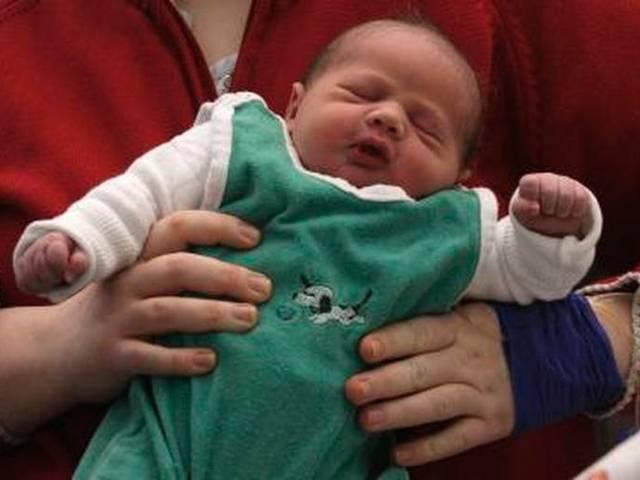 इंग्लैंड: तीन लोग मिलकर देंगे बच्चे को जन्म Britain votes to allow world’s first ‘three-parent’ IVF babies