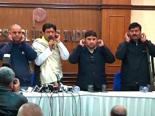 आप के 'पूर्व कार्यकर्ताओं' ने मीडिया के सामने कान पकड़कर मांगी माफी AAP