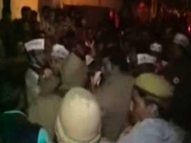 बीजेपी और ‘आप’ कार्यकर्ताओं के बीच झड़प BJP_AAP_Sangam Vihar_Dinesh Mohaniya_BJP Workers AttacK-
