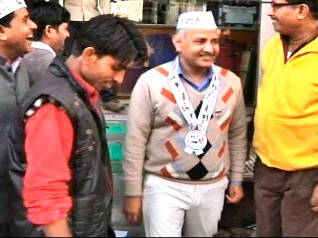 चुनाव प्रचार के दौरान मनीष सिसोदिया और बिन्नी ने मिलाया हाथ manish_sisodia_binni_meeting
