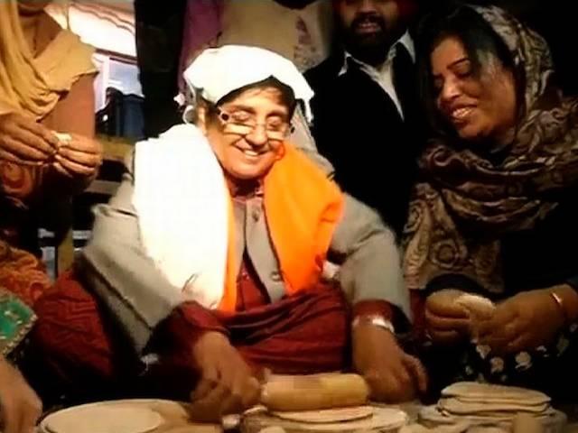 दिल्ली चुनाव: किरन बेदी ने गुरुद्वारे में बेली रोटियां, केजरीवाल भी करेंगे मंदिर-गुरुद्वारों की परिक्रमा delhi_election_kiran bedi_arvind_kejriwal