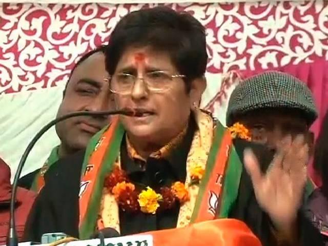 चुनाव से पहले कृष्णा नगर में किरन बेदी को करना पड़ा विरोध का सामना election_kiran bedi_bagga_