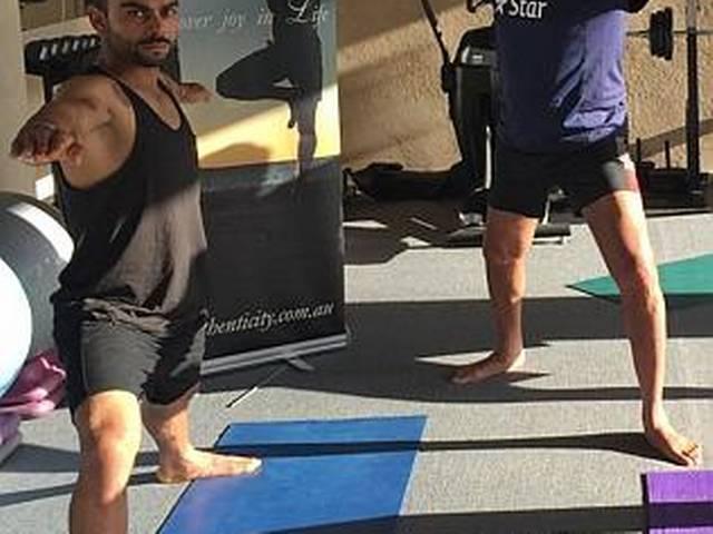 विश्व कप से पहले शास्त्री और कोहली उठा रहे हैं योग और मसाज का लुत्फ kohli_shahstri