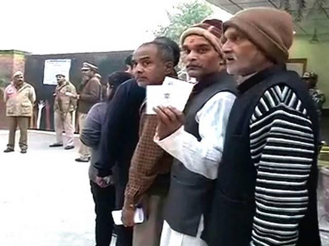 दिल्ली में मतदान जारी, नई सरकार चुनने के लिए बड़ी संख्या में पोलिंग बूथ पर पहुंच रहे हैं लोग delhi_election