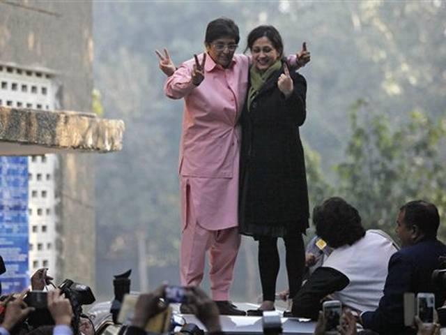 वोटिंग के दौरान पहले कार की छत पर चढीं, फिर दौड़ लगाते दिखीं किरन बेदी Kiran Bedi