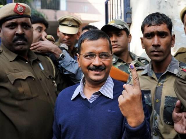 केजरीवाल ने डाला वोट, देखने उमड़ी भीड़ arvind kejriwal_election_aam aadmi party_