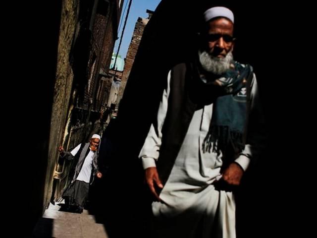मतदान करने के लिए बड़ी संख्या में पहुंचे बुजुर्ग मतदाता election_old voters_