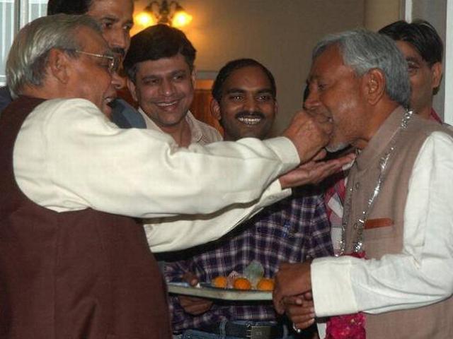 आज राज्यपाल से मिलकर सरकार बनाने का दावा पेश करेंगे नीतीश Bihar_Jeetanram Manjhi_Lalu Prasad Yadav_Nitish Kumar_Chief Minister_