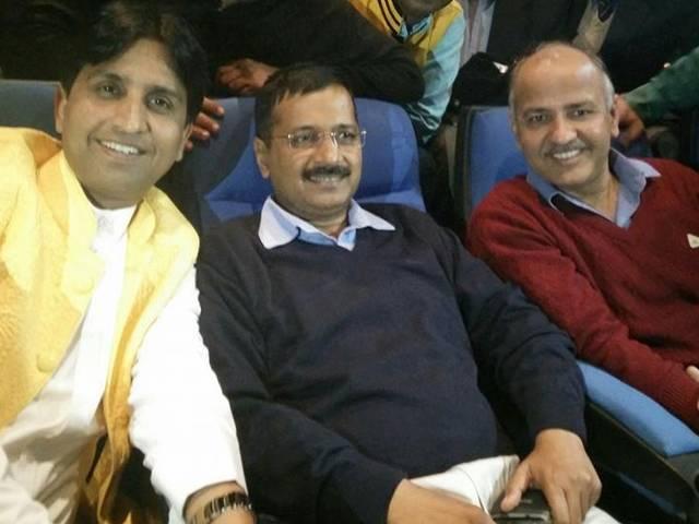 केजरीवाल ने परिवार और समर्थकों के साथ देखी अक्षय की 'बेबी' Arvind Kejriwal_Manish Sisodia_kumar Vishwas_Baby Movie_Family_Volunteers