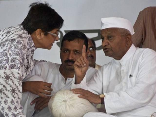 14 महीने बाद दिल्ली में रूका बीजेपी का विजय रथ, अन्ना हजारे ने कहा- ये मोदी की हार है, किरन बेदी की नहीं anna_congratulates_kejriwal