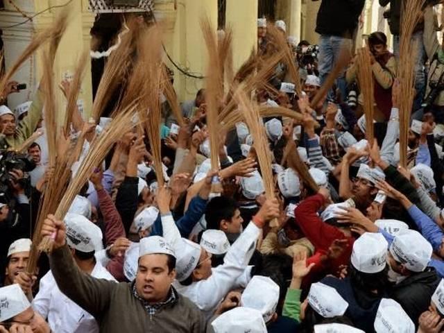 'आप' की जीत से साथ ही झाड़ू की कीमत 10 गुणा इज़ाफा broom_prices_hiked