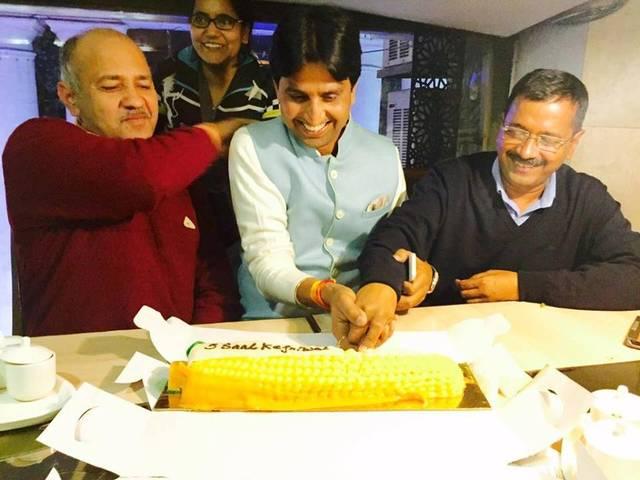 'आप' की जीत के साथ विश्वास ने मनाया जन्मदिन kumar vishwas celebrates his birth day with aap’s victory