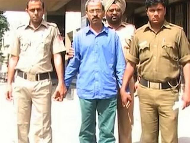 दिल्ली: बर्खास्त प्रोफेसर ठगी के मामले में गिरफ्तार दिल्ली: बर्खास्त प्रोफेसर ठगी के मामले में गिरफ्तार