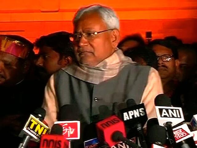 राष्ट्रपति भवन में नीतीश ने कराई 130 विधायकों की परेड, कहा- बहुमत हमारे साथ nitish kumar