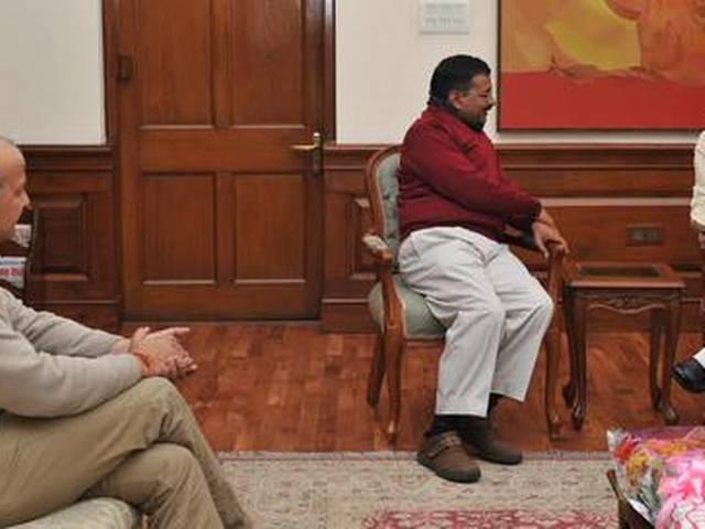 पहली मुलाकात में केजरीवाल-मोदी ने मिलाया हाथ, PM ने शपथ समारोह में आने के न्योते को नकारा Arvind Kejriwal_Delhi Chief Minister_Narendra Modi_Aam Aadmi Party_Bhartiye Janta Party_