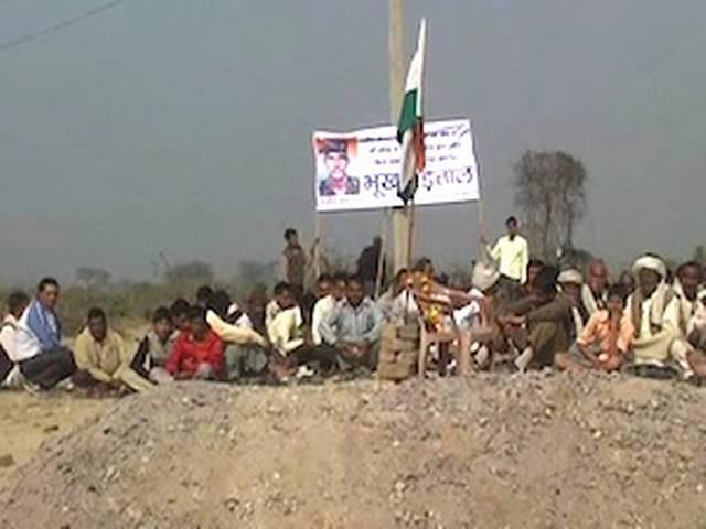 मथुरा में शहीद हेमराज के गांव में 'टॉयलट घोटाला' shahid_hemraj_toilet_scam