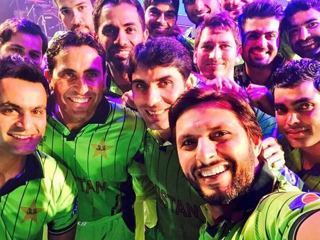 अफरीदी समेत 8 पाकिस्तानी क्रिकेटरों पर लगा जुर्माना eight pakistani cricketers will have to pay a fine of 300 dollar each