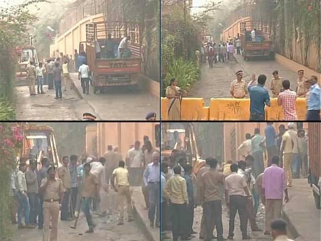 शाहरुख खान के घर के बाहर का बना रैंप बीएमसी ने तोड़ा Mumbai : Demolition of illegal ramp outside Shahrukh Khan’s residence ‘Mannat’