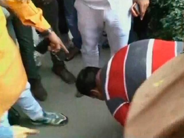 आगरा में 'प्रेम' तो कानपुर में पिटाई! CM Akhilesh Yadav in agra