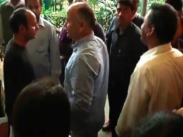 हंगामे के बीच प्रेस कॉन्फेंस छोड़ कर निकले मनीष सिसौदिया manish sisodia leaved the press confress after clash with media