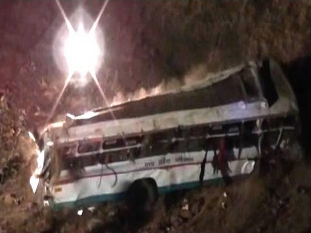 मध्य प्रदेश में बस के घाटी में गिरने से 10 की मौत, 40 घायल 10 killed, 40 injured as bus plunges into valley in MP