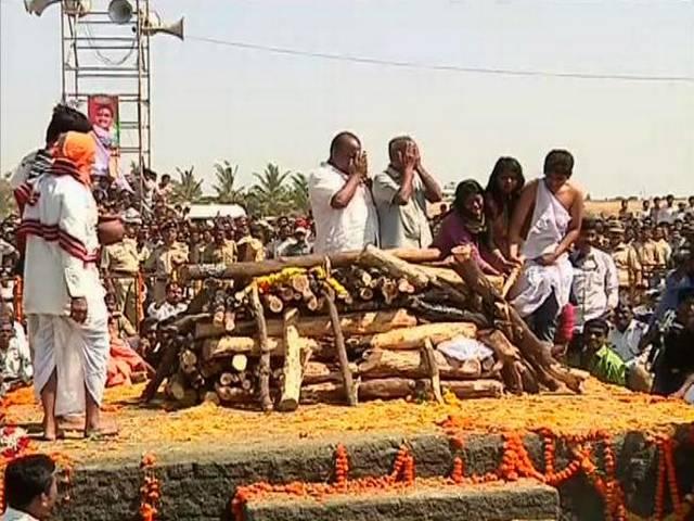 हजारों लोगों ने आर आर पाटिल को दी अंतिम विदाई R R Patil_