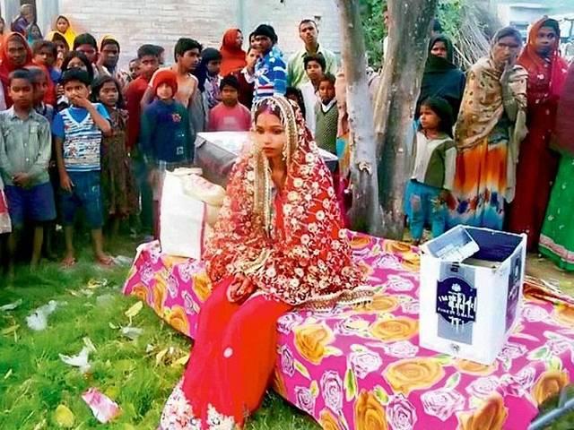 'मैं मर जाऊंगी, लेकिन अपने मायके वापस नहीं जाऊंगी' ‘I will die, but will not go back to my parents’_bride_protest_husband_home