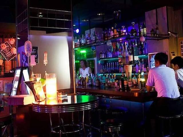 मुंबई में अब रात भर गुलजार रहेंगे बार, पब और रेस्टोरेंट Aaditya Thackeray discusses Mumbai nightlife plan with CM