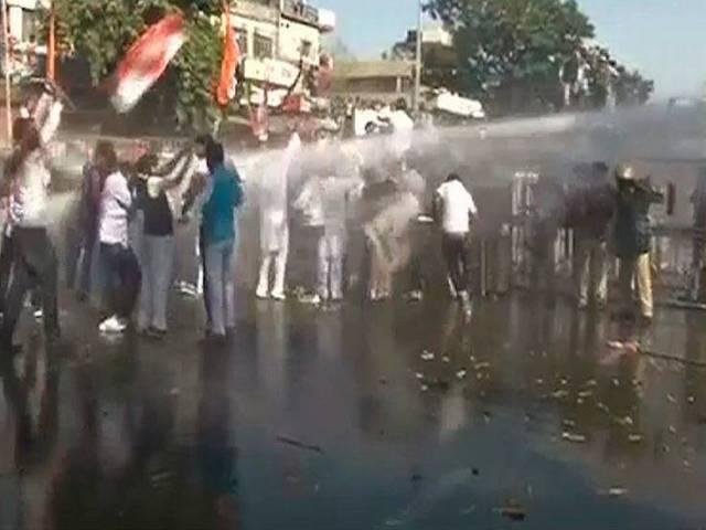व्यापम घोटाला: युवा कांग्रेस कार्यकर्ता और पुलिस के बीच हिंसक झड़प vyapam scam protest