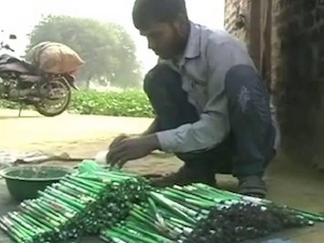 आगरा: जोरशोर से जारी है पटाखों का अवैध निर्माण आगरा: जोरशोर से जारी है पटाखों का अवैध निर्माण