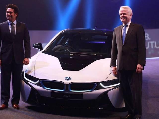 बीएमडब्ल्यू ने पहली हाइब्रिड कार आई8 पेश की BMW launches its first hybrid & costliest car i8 at Rs 2.3 cr