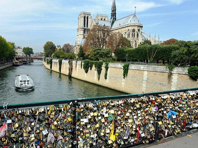 कोहली के इंतजार में ‘लव लॉक’ घूम रहे हैं जोड़े love lock
